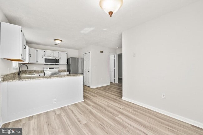 Building Photo - 306 Kings Crest Dr