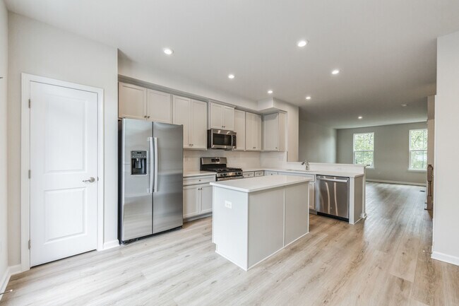 Building Photo - 28 Sidney Ln