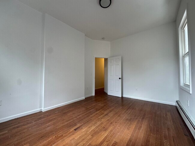 Building Photo - 220 52nd St