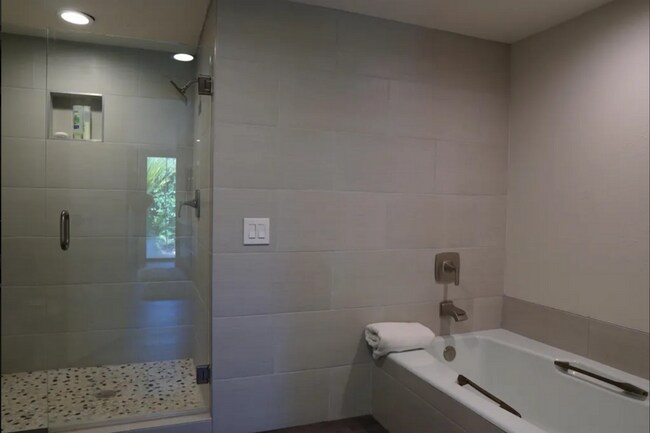 Building Photo - Newly Remodeled, Furnished 3 bed / 2.5 bat...