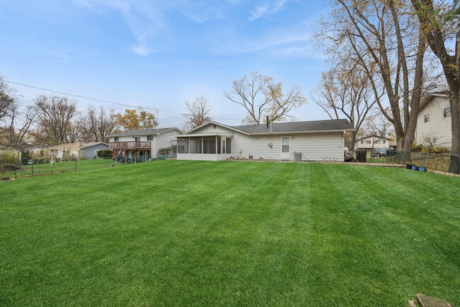 Building Photo - 21W225 Coronet Rd