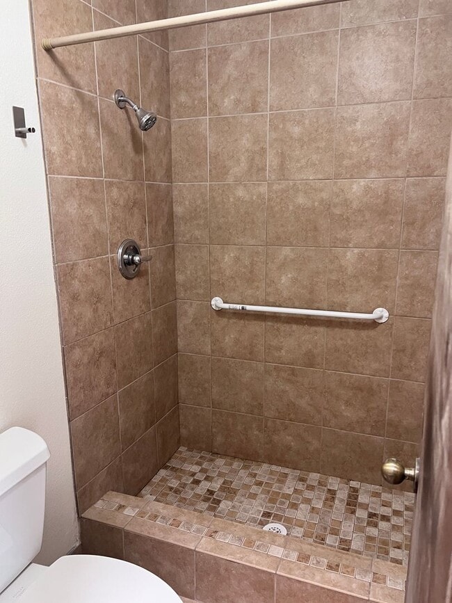 Building Photo - 1 week free! 2 Bedroom w/ fireplace, gated entrance for privacy and 2 CG