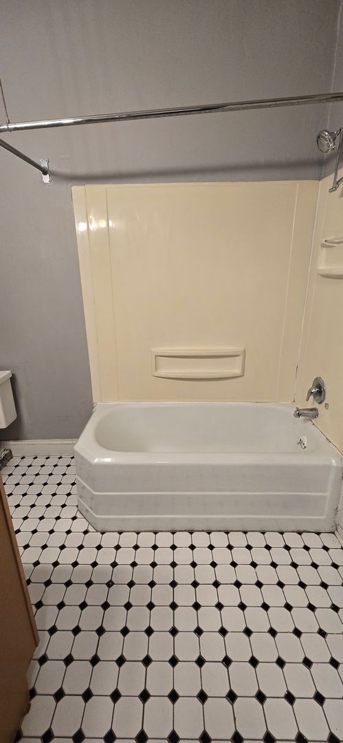 Building Photo - Spacious Two Bedroom Condo in the Barwick-Large Kitchen-Renovated Bathroom