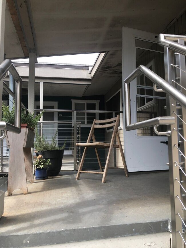 Building Photo - Tillicum 306