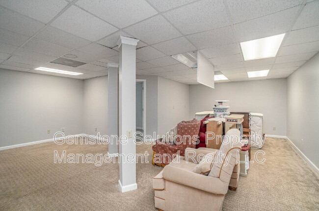 Building Photo - 4446 Pratt Ln