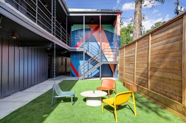 Property Courtyard - 5310 Greenbriar Dr