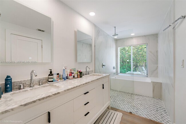 Building Photo - 560 Hampton Ln