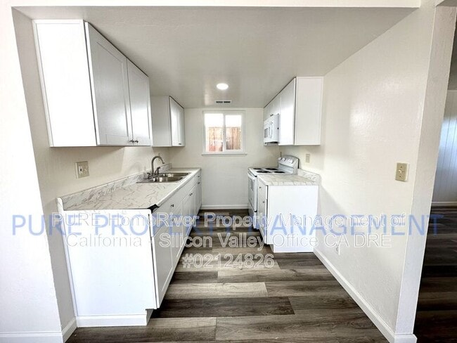 Building Photo - 555 Bridge St