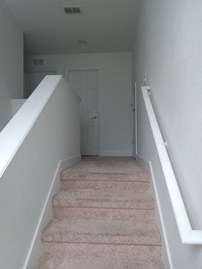 Building Photo - Spacious 4-Bedroom 2 Bathroom Apartment fo...