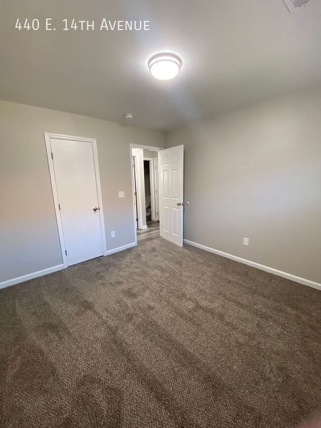 Building Photo - Newly Updated 2 Bedroom Available NOW!