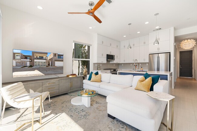 Building Photo - 483 Beacon Way