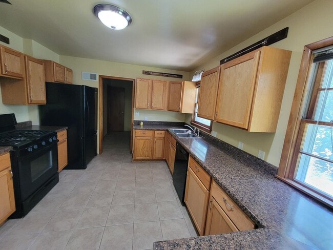 Building Photo - 3 bedroom house 1.5 bathroom