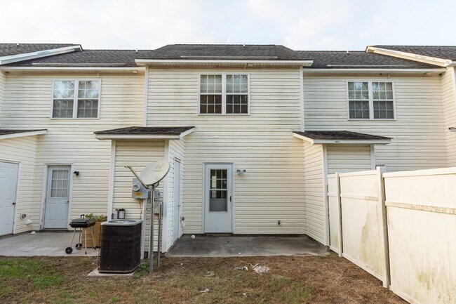 Building Photo - 104 Streamwood Dr