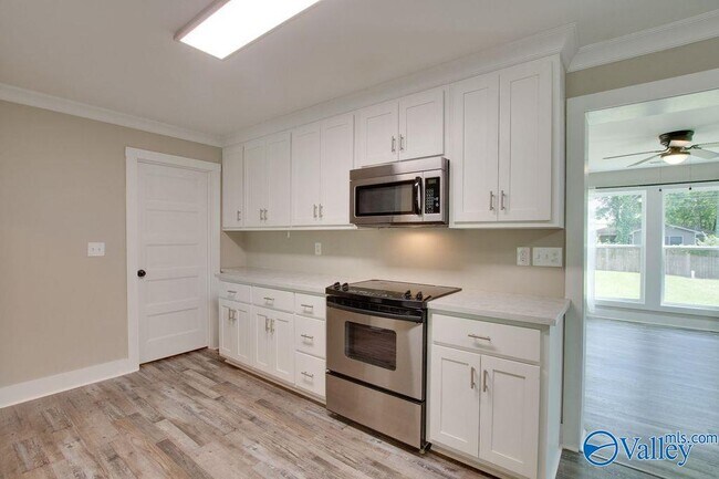 Building Photo - 213 Drake Ave SW