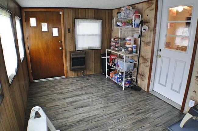 Building Photo - Charming space with parking galore