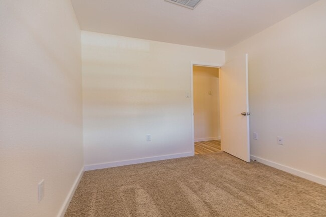 Building Photo - 601 Sunnyside Ave