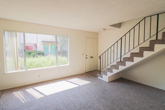Building Photo - 2 Bedroom Townhouse Style Apartment with Private Fenced Patio