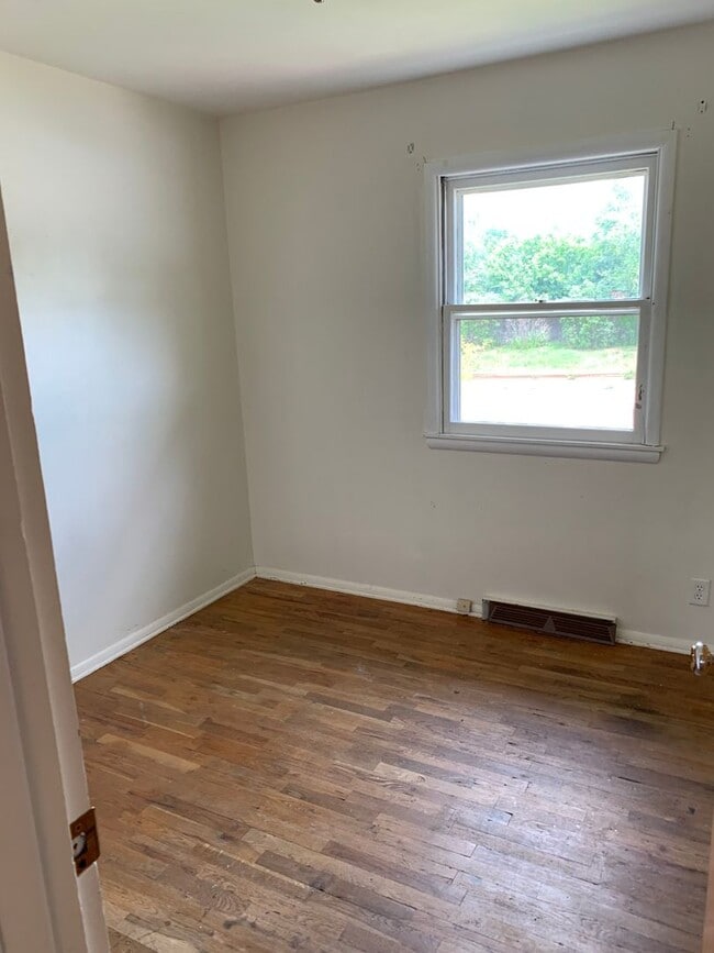 Building Photo - 3 Bedroom, 1 Bath House for Rent