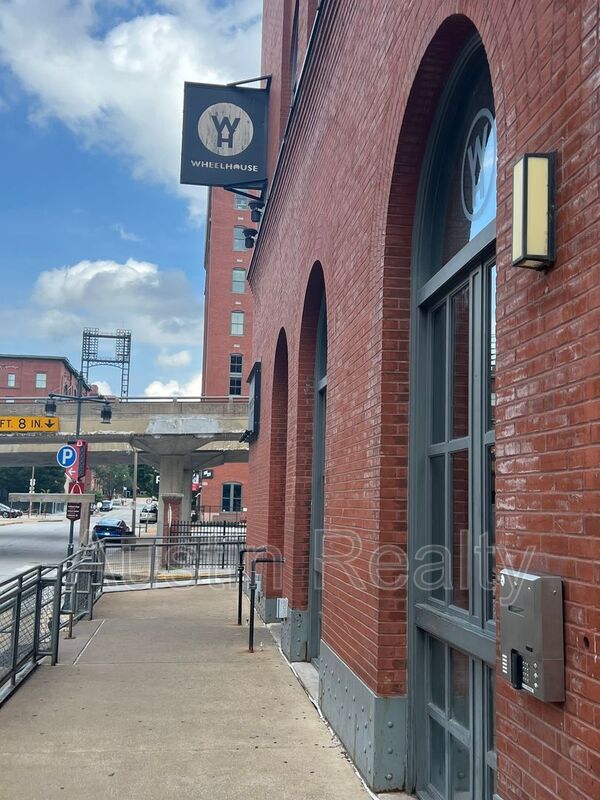 Building Photo - 1004 Spruce St