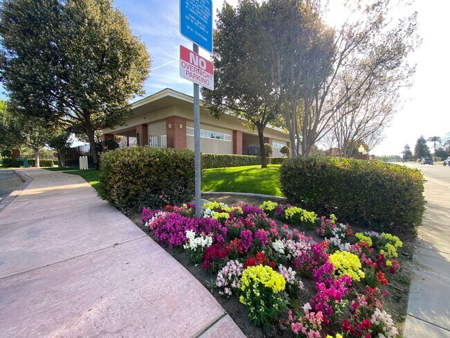 Building Photo - Gated Community of Grand Island in Seven Oaks 2 BD 2 BA Gorgeous House