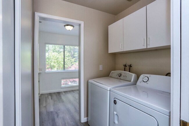 Building Photo - ? Updated 3BR/2BA Foster City Condo – Half...