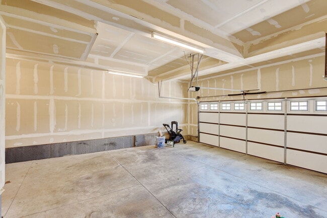 Building Photo - 2107 Sandbur Dr
