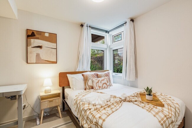 Building Photo - 2114 3rd Ave N