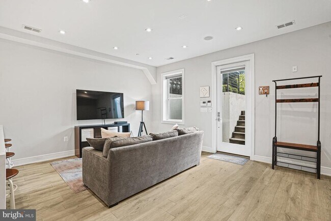 Building Photo - 725 Euclid St NW