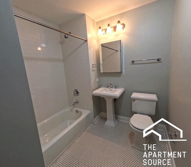 Building Photo - 851 N La Salle Dr