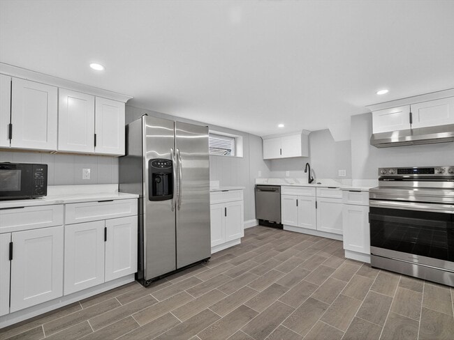 Building Photo - 111 Sharon St