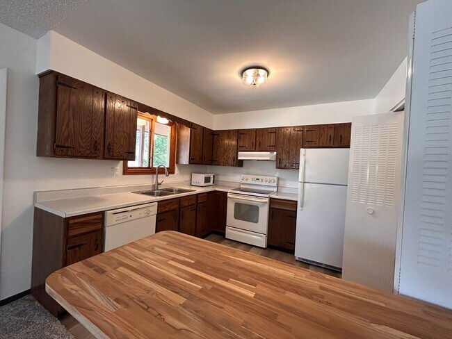 Building Photo - Ute Pass Ave (10215)