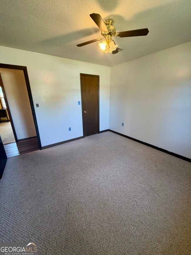 Building Photo - 131 Foxwood Cir