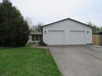 Building Photo - Remodeled Ranch 3 Bedroom 2 Bath with Larg...
