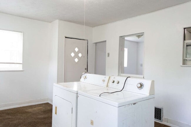 Building Photo - Affordable 2-Bedroom Home Near Downtown Xenia