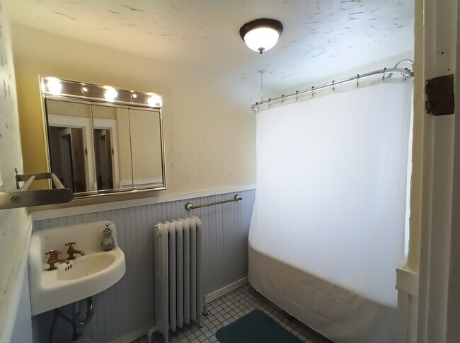 Building Photo - 2009 2nd St NE