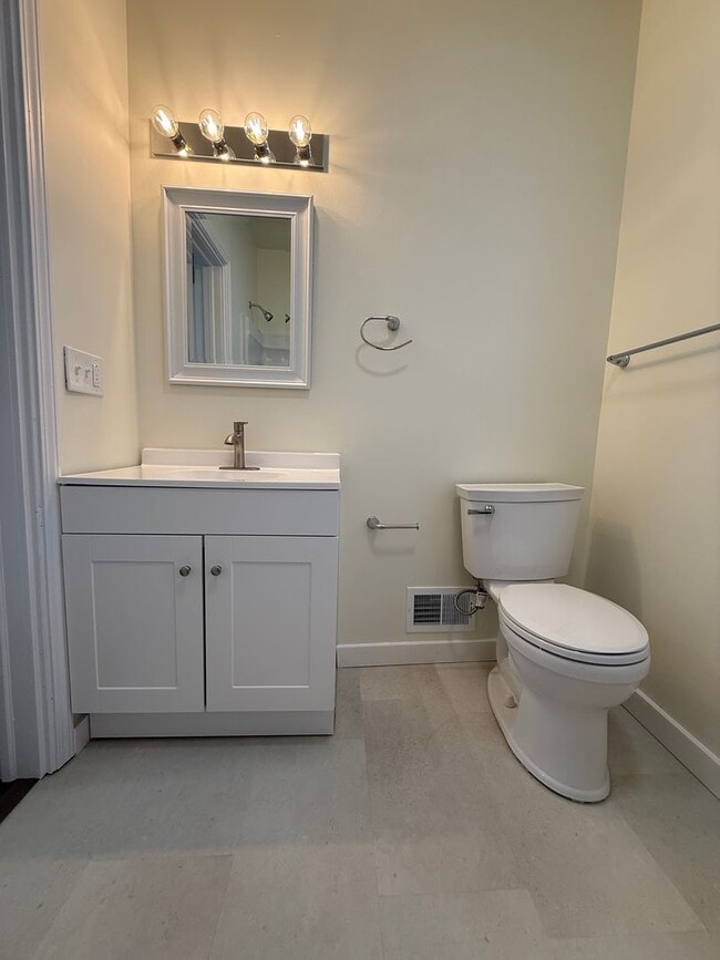 Building Photo - Updated 3BR 1.5 bath house with office/ of...