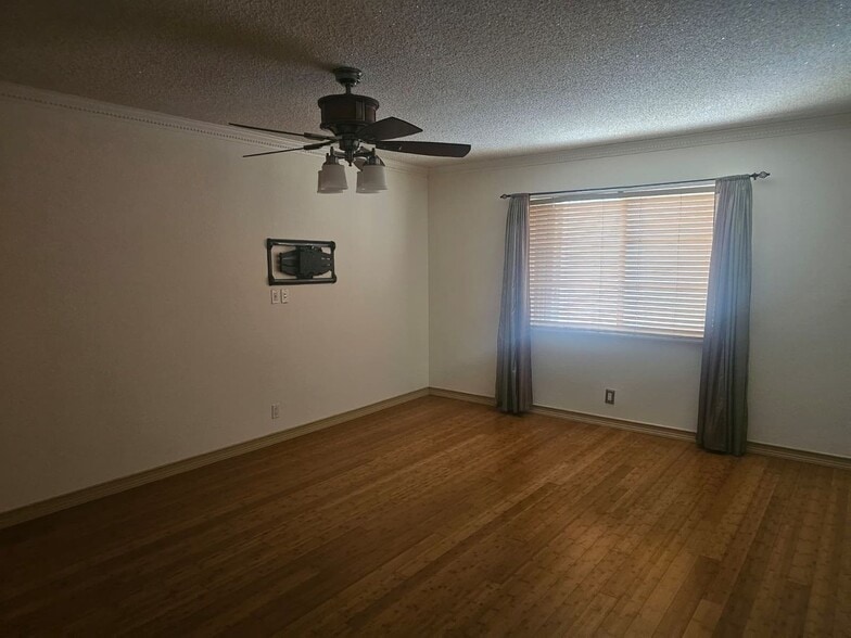 Building Photo - 649 W Oakland Park Blvd