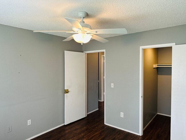 Building Photo - Charming Condo Conveniently Located