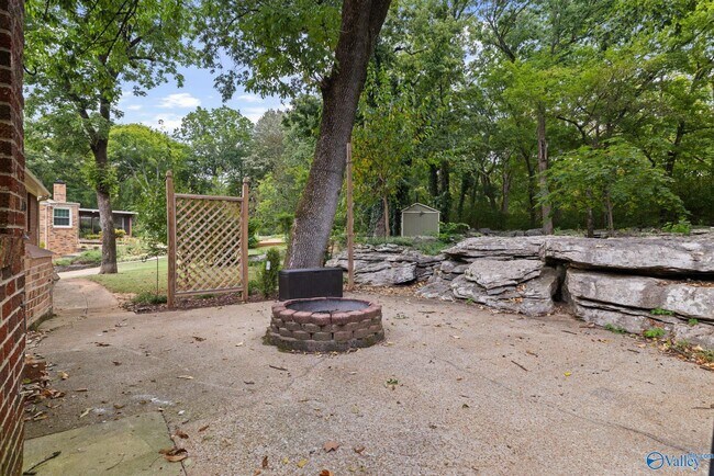 Building Photo - 820 Tannahill Dr SE