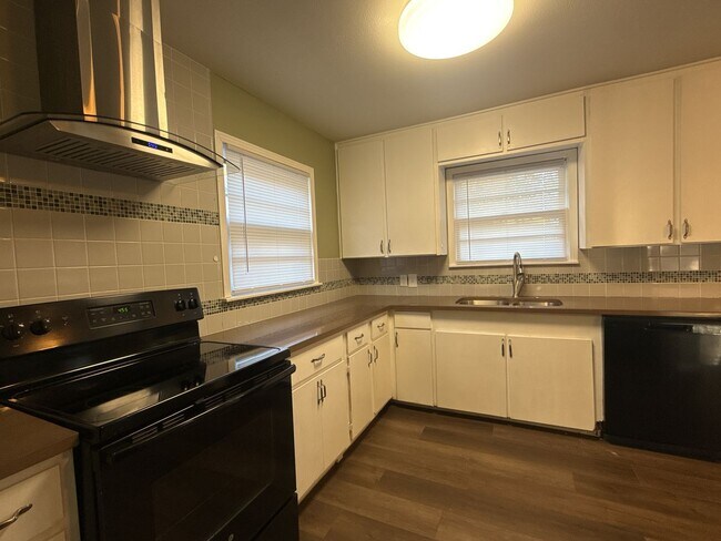 Building Photo - 2 bedroom 2 bathroom house 76116