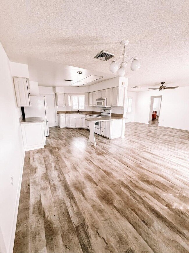 Building Photo - 8153 SE Carlton St