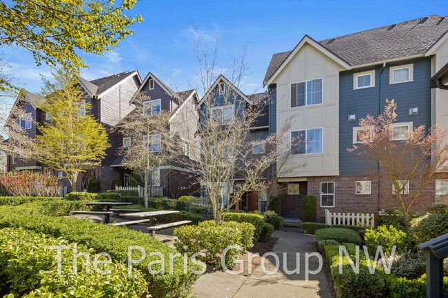 Building Photo - Stylish Model Hm in Issaquah Highlands * Park-Facing, EV Charger, Designer Upgrades & Very Walkable!