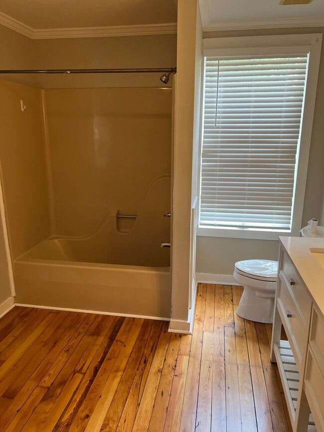 Building Photo - Historic Neighborhood - 3 BR / 1.5 BA