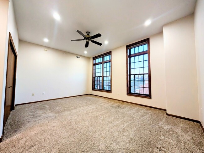 Building Photo - 700 Main St