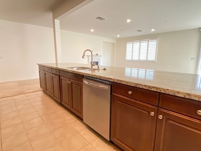 Building Photo - Beautiful 6 bed and 4.5 bath home in West ...