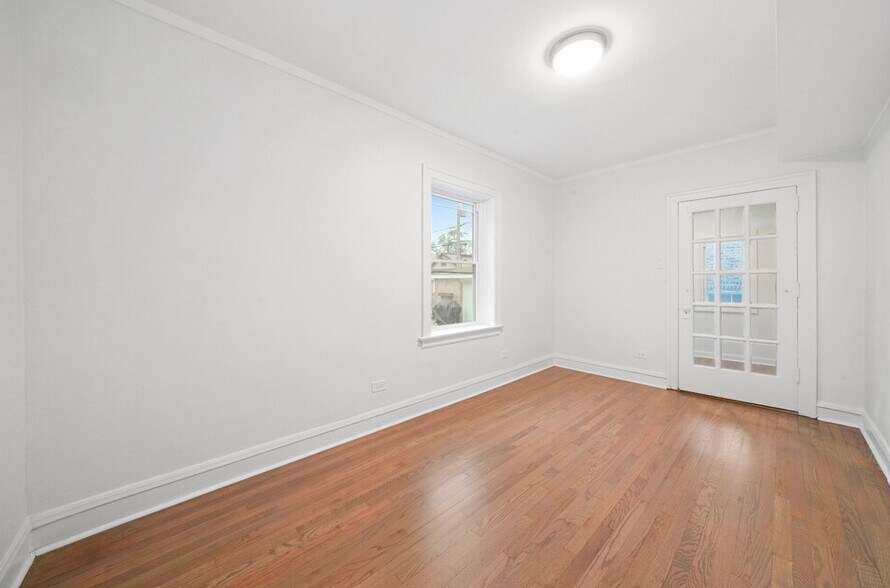 Building Photo - 2737 W Lunt Ave