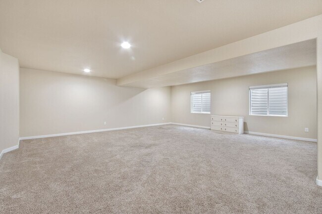 Building Photo - Spacious Modern 5-Bedroom Ranch Home in Hidden Valley Farm