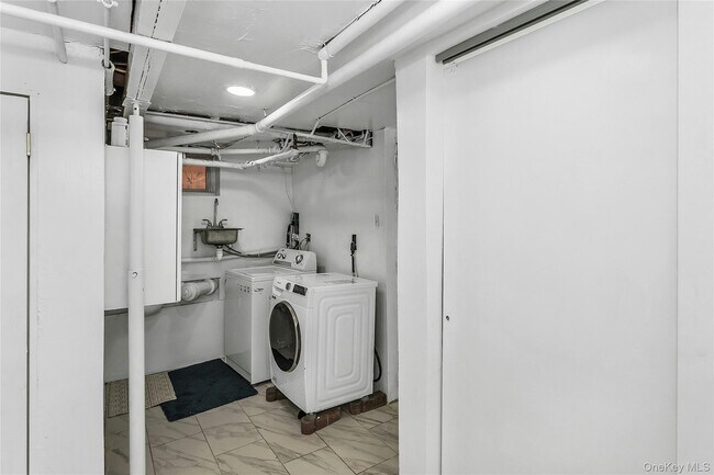 Building Photo - 524 Jerusalem Ave