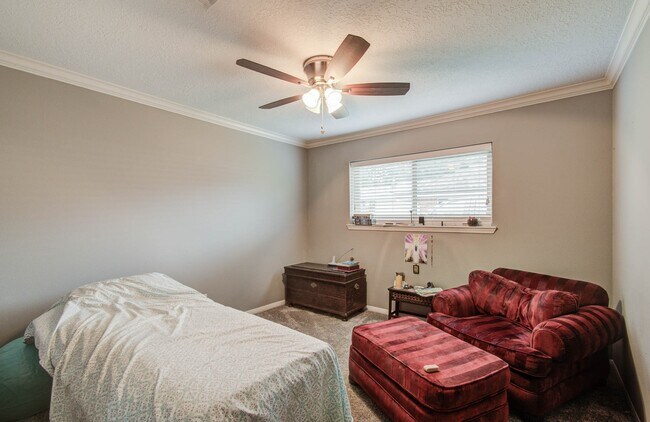 Building Photo - 9818 Emnora Ln