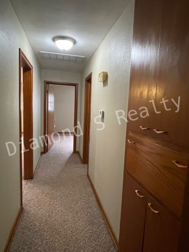 Building Photo - Adorable 2 Bedroom Available Early September!